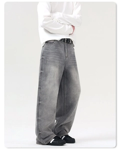 Détail d'un jean large gris délavé vintage avec un effet empilé de style streetwear