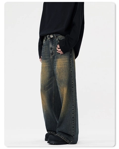 Detail der verwaschenen Wide-Leg-Jeans mit gelblicher Waschung und High-Street-Passform