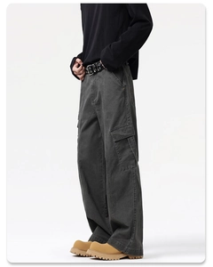 Detail der dunkelgrauen Cargo-Hose mit Pattentaschen und Wascheffekt am Streetstyle-Model