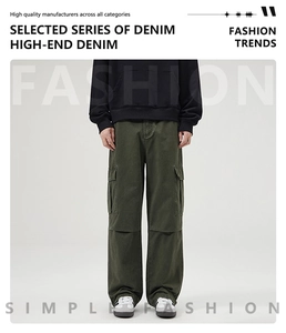 Dettaglio del tessuto denim verde oliva e della tasca cargo laterale dei pantaloni