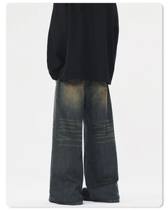 Detailansicht der Vintage grauen Wide Leg Jeans mit Cat-Whisker-Textur und Waschung