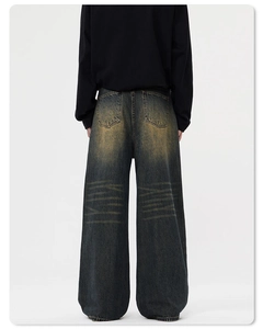 Rückansicht von Vintage-Wide-Leg-Jeans mit gelber Schlammwaschung und übergroßer Passform