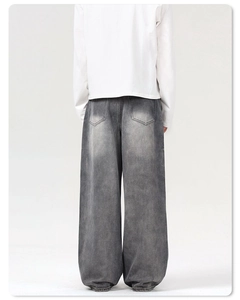 Vue arrière du jean large vintage gris délavé avec texture en denim usé