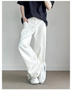 Dettaglio dei jeans bianchi cleanfit a gamba larga che mostrano tessuto e cuciture