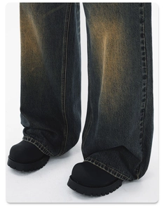 Detail von Vintage-Jeans mit weitem Bein, Retro-Waschung und schwerer Denim-Struktur für Herren