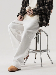 Pantalon blanc coupe droite pour homme style cleanfit avec une chemise en flanelle