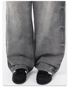 Gros plan d'un jean large gris anthracite délavé vintage avec texture délavée naturelle