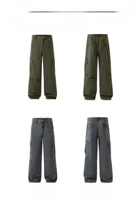 Dettagli dei pantaloni cargo in cotone con ampie tasche laterali in verde e grigio