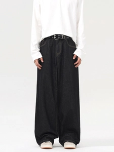 Jean noir large pour homme avec coutures contrastées et ceinture en cuir élégante
