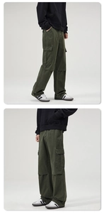 Vista dettagliata dei pantaloni cargo con tasche a patta e pannelli rinforzati sulle ginocchia