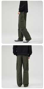 Dettagli dei pantaloni cargo verde scuro con grandi tasche laterali e vestibilità comoda