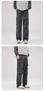 Dettaglio dei pantaloni cargo grigio antracite con tasche laterali e cuciture rinforzate