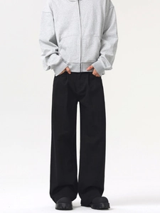 Pantaloni neri ampi a gamba dritta retrò con felpa con cappuccio grigio chiaro