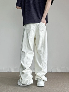 Pantaloni denim bianchi da uomo, taglio ampio svasato e stile cleanfit