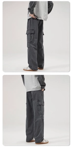 Dettaglio dei pantaloni cargo grigio antracite con tasche laterali e cotone lavato