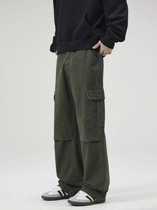 Pantaloni cargo uomo verde militare in cotone lavato con gamba larga e tasche laterali