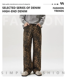 Gros plan d'un pantalon en jean vintage à imprimé léopard avec coupe droite rétro