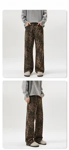 Vue de face et de profil d'un pantalon en jean vintage à motif léopard avec une coupe droite