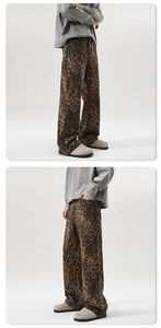 Vue détaillée du pantalon en jean vintage à motif léopard avec une coupe droite et décontractée