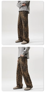 Vue détaillée du pantalon en jean vintage léopard avec coupe droite ample et poches