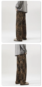 Détail du pantalon en jean vintage à imprimé léopard avec coupe droite et décontractée