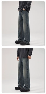 Detail der verwaschenen Wide-Leg-Jeans für Herren mit Retro-Effekt und Denim-Struktur