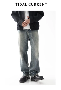 Vista dettagliata dei jeans vintage uomo a gamba dritta lavaggio azzurro chiaro sul modello