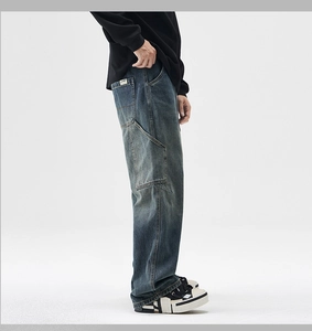 Dettaglio dei pantaloni in denim lavato vintage con tasche cargo e etichetta cucita