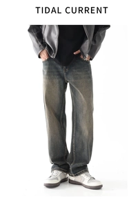 Détails macro d'un jean droit délavé pour hommes avec une texture vintage