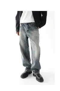 Dettaglio ravvicinato del lavaggio retrò e del tessuto denim consumato dei jeans da uomo