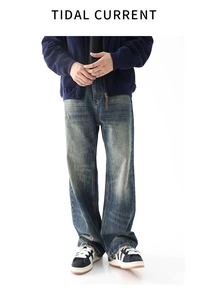 Dettaglio dei jeans lavati vintage con baffature naturali ed effetto usurato sulle ginocchia