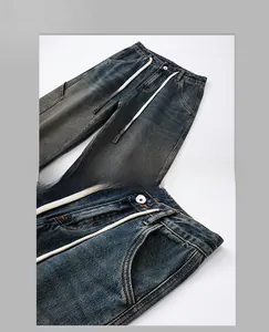 Dettaglio di jeans blu scuro lavaggio vintage con coulisse bianca e cuciture a contrasto