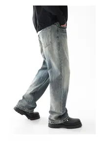 Dettaglio di jeans lavaggio vintage con taglio dritto e sottile trama effetto invecchiato