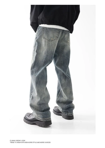 Dettaglio posteriore di jeans blu lavaggio vintage con vestibilità ampia e gamba larga