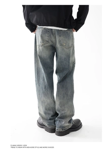 Dettaglio dei jeans blu lavati vintage con tasca posteriore usurata e taglio dritto ampio