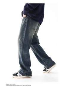 Dettaglio di jeans svasati blu vintage con effetto sbiadito sulle ginocchia e stile