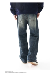 Dettaglio posteriore di jeans larghi vintage lavati con bordi effetto consumato