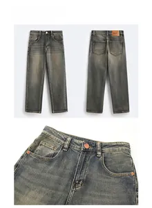 Détails d'un jean droit délavé vintage avec écusson en cuir et poches classiques