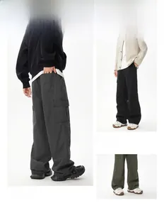 Dettaglio dei pantaloni cargo baggy con grandi tasche laterali e taglio dritto