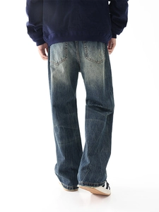 Jeans blu lavato retrò da uomo a gamba larga con finitura invecchiata e orli sfrangiati
