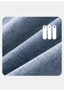 Vue macro détaillée de la texture du denim bleu clair et du tissage sergé de haute qualité