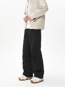 Dettaglio dei pantaloni cargo neri baggy da uomo con grandi tasche laterali e vestibilità ampia