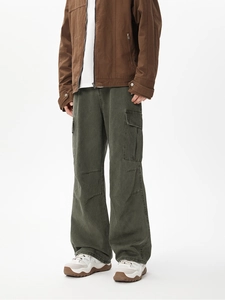 Dettaglio dei pantaloni cargo verde militare baggy con ampie tasche laterali e vestibilità
