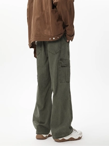Vista posteriore di pantaloni cargo larghi verde militare con tasche a patta e cuciture