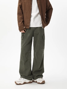 Dettaglio di pantaloni cargo baggy verde oliva con grandi tasche a patta in twill di cotone