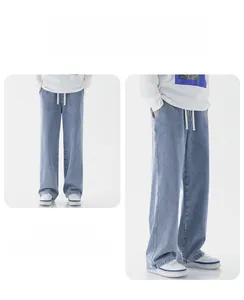 Détail du jean ample bleu clair avec taille élastique et cordon de serrage blanc