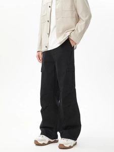 Dettaglio di pantaloni cargo larghi con tasche a patta classiche e taglio dritto street style