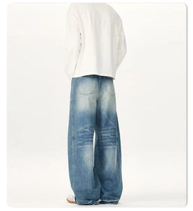 Vue détaillée du jean large délavé vintage avec une silhouette décontractée et ample