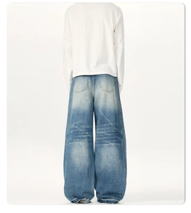 Vue arrière du jean baggy délavé avec effet usé et coupe architecturale en 3D