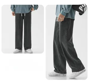Détail d'un jean délavé gris ample avec cordon de serrage blanc et coupe de style urbain